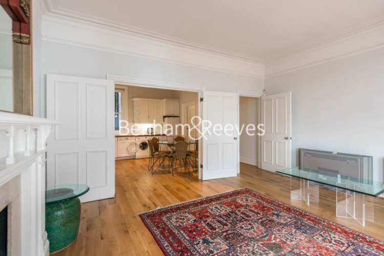 picture of 3-bed flat in  Kensington